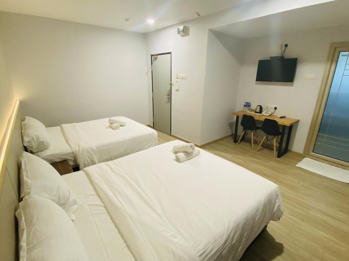 Hotel U And Me Kulai Exterior photo