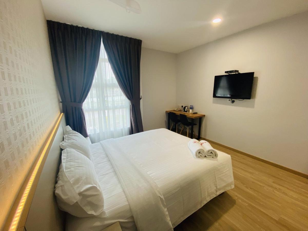 Hotel U And Me Kulai Exterior photo