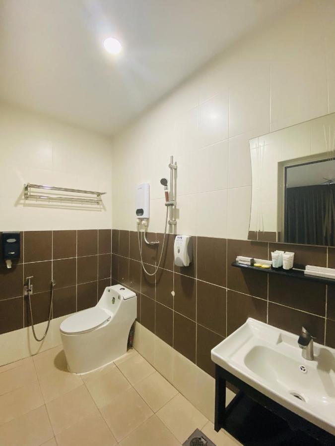 Hotel U And Me Kulai Exterior photo