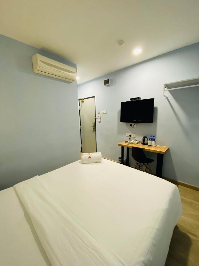 Hotel U And Me Kulai Exterior photo