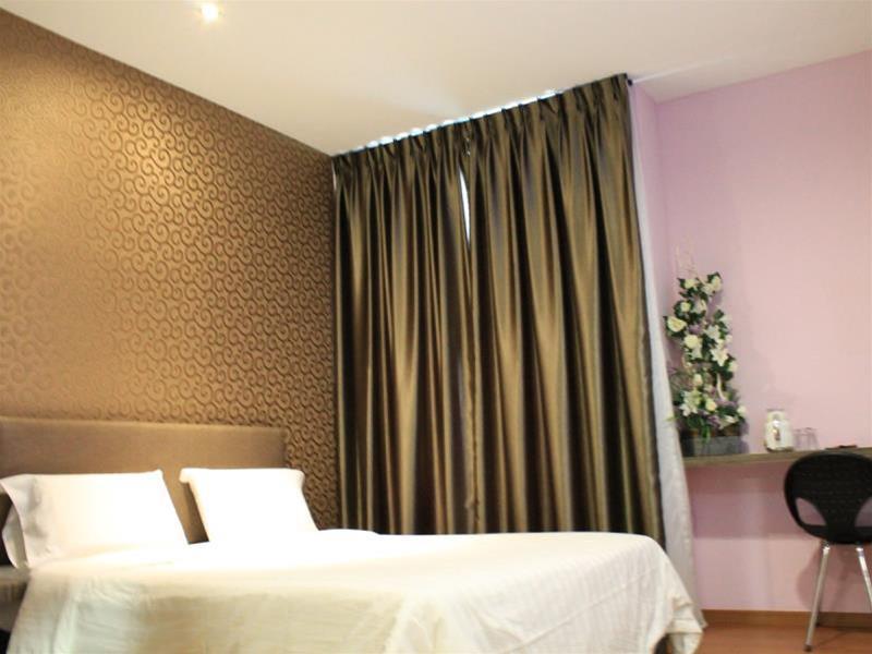 Hotel U And Me Kulai Exterior photo